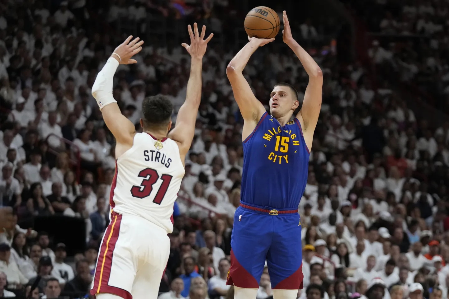 Nikola Jokic (sinises) tüüris Denveri võidule.