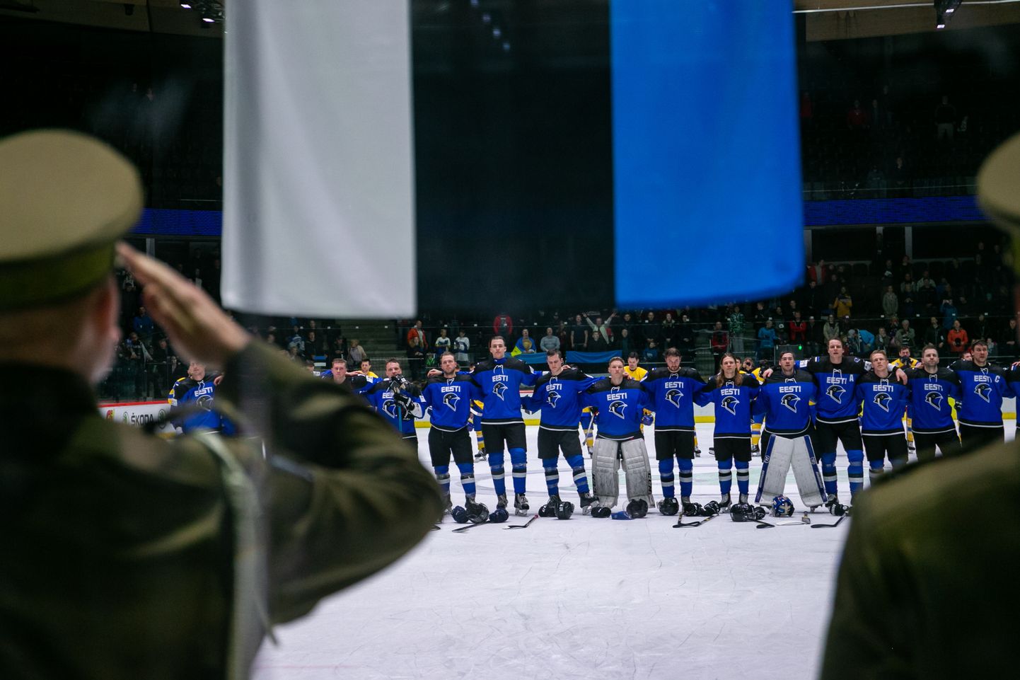 Церемония поднятия эстонского флага на матче основной сборной Эстонии по хоккею