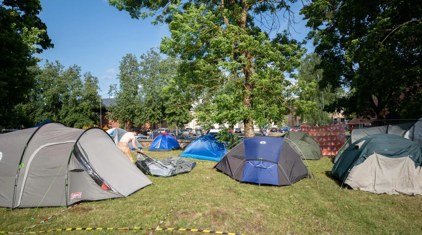 Majutuskohast ilmajäänutel tuleb ööbida telgis, see aga festivalihunte ei hirmuta.
