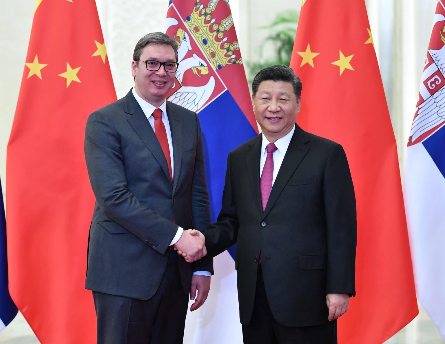 Hiina president XI Jinping (paremal) võtmas Pekingis vastu Serbia presidenti Aleksandar Vučićit 2018. aasta septembris. 