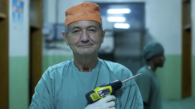 Erik Gandini dokumentaalfilm „Mässaja kirurg".
