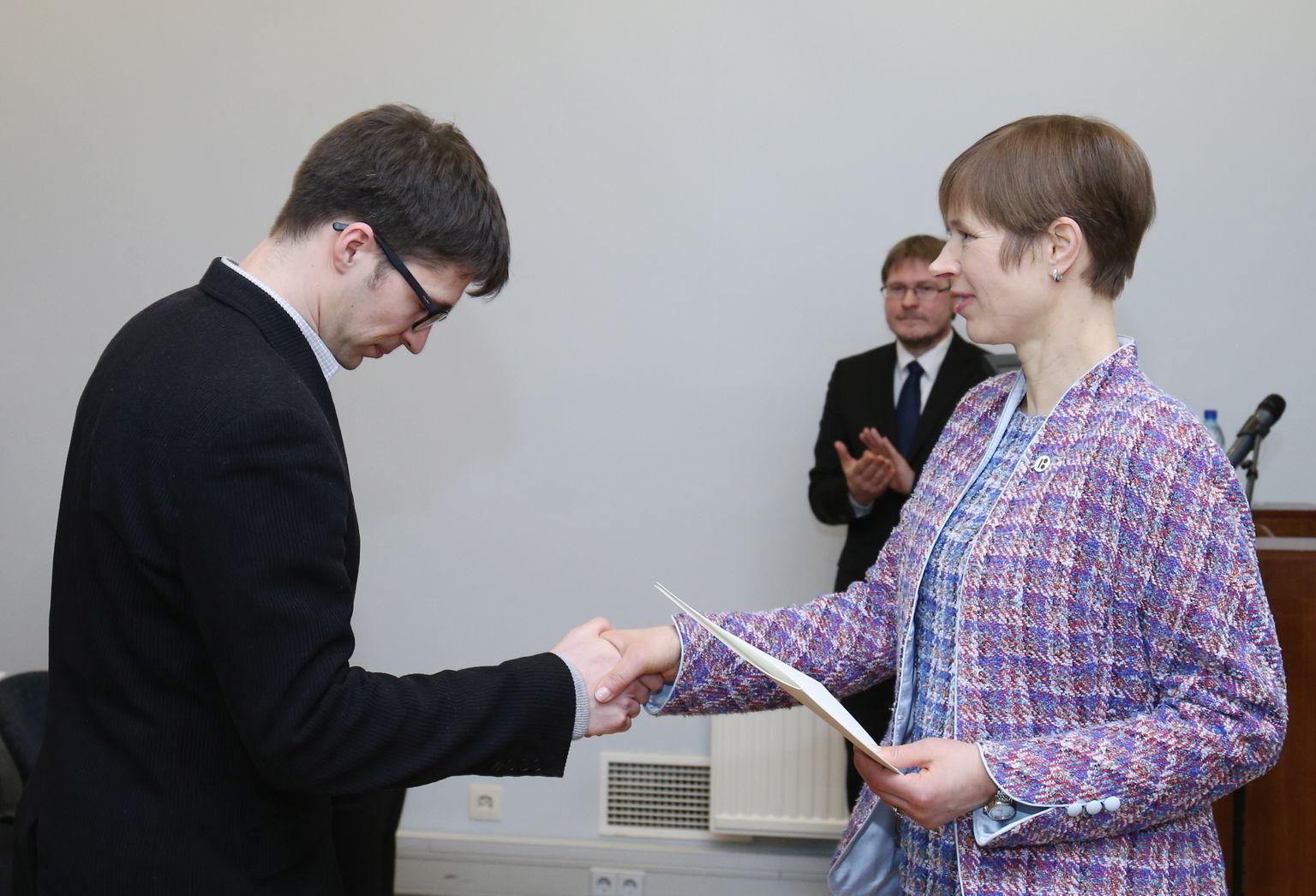 President Kersti Kaljulaid õnnitles noort teadlast Rasmus Kaske rahvapärimuse kogumise eest.