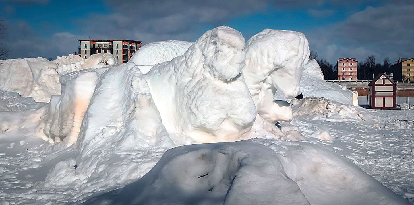 Kuigi jääfestivali ajal jõekaldale ehitatud lumeskulptuurid lükatakse uuel nädalal kokku, on nende külastamine jätkuvalt keelatud.