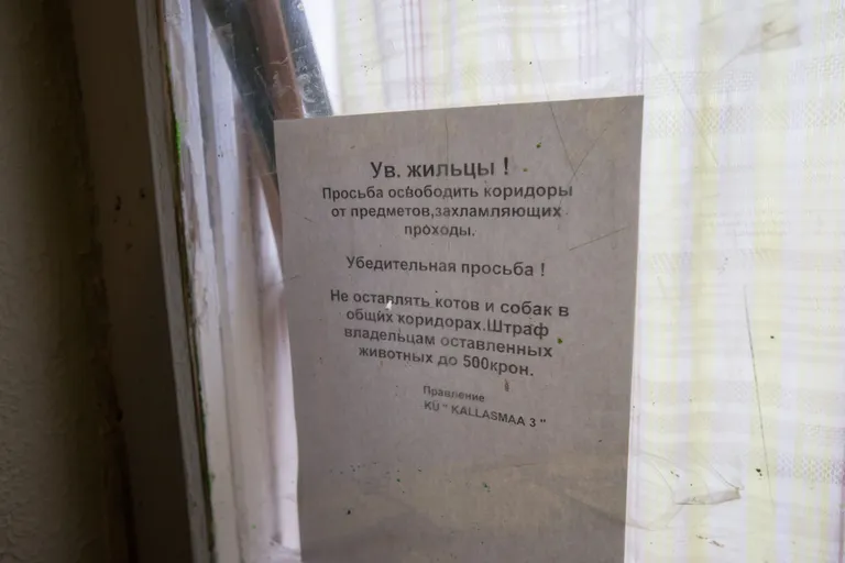 Vana venekeelne teade, et lemmiklooma jätmise eest koridori määratakse korteriomanikule trahv.