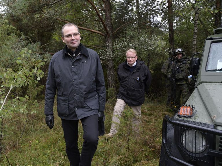 Soome kaitseminister Jussi Niinistö (esiplaanil) ja tema Rootsi ametivend Peter Hultqvist septembris toimunud õppusel Aurora.