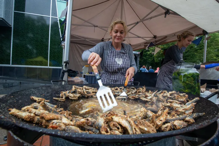 Toidutelgi Krõbe Räim perenaine Maia-Liisa Ahman frittis kalapalasid kuumas õlis.
 