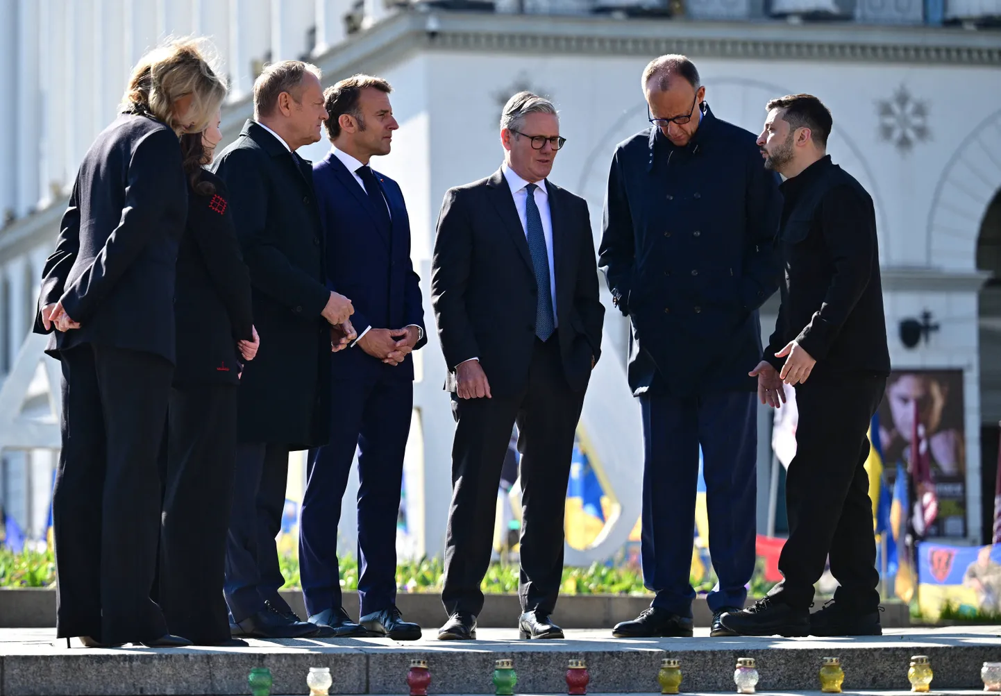 Polijas premjers Donalds Tusks, Lielbritānijas premjers Kīrs Stārmers, Ukrainas prezidenta kundze Oļena Zelenska un viņas vīrs Volodimirs Zelenskis, Francijas prezidents Emanuels Makrons un Vācijas kanclers Frīdrihs Mercs kara upuru piemiņas pasākumā Kijivā, 2025.gada 10.maijā, Maidana laukumā.