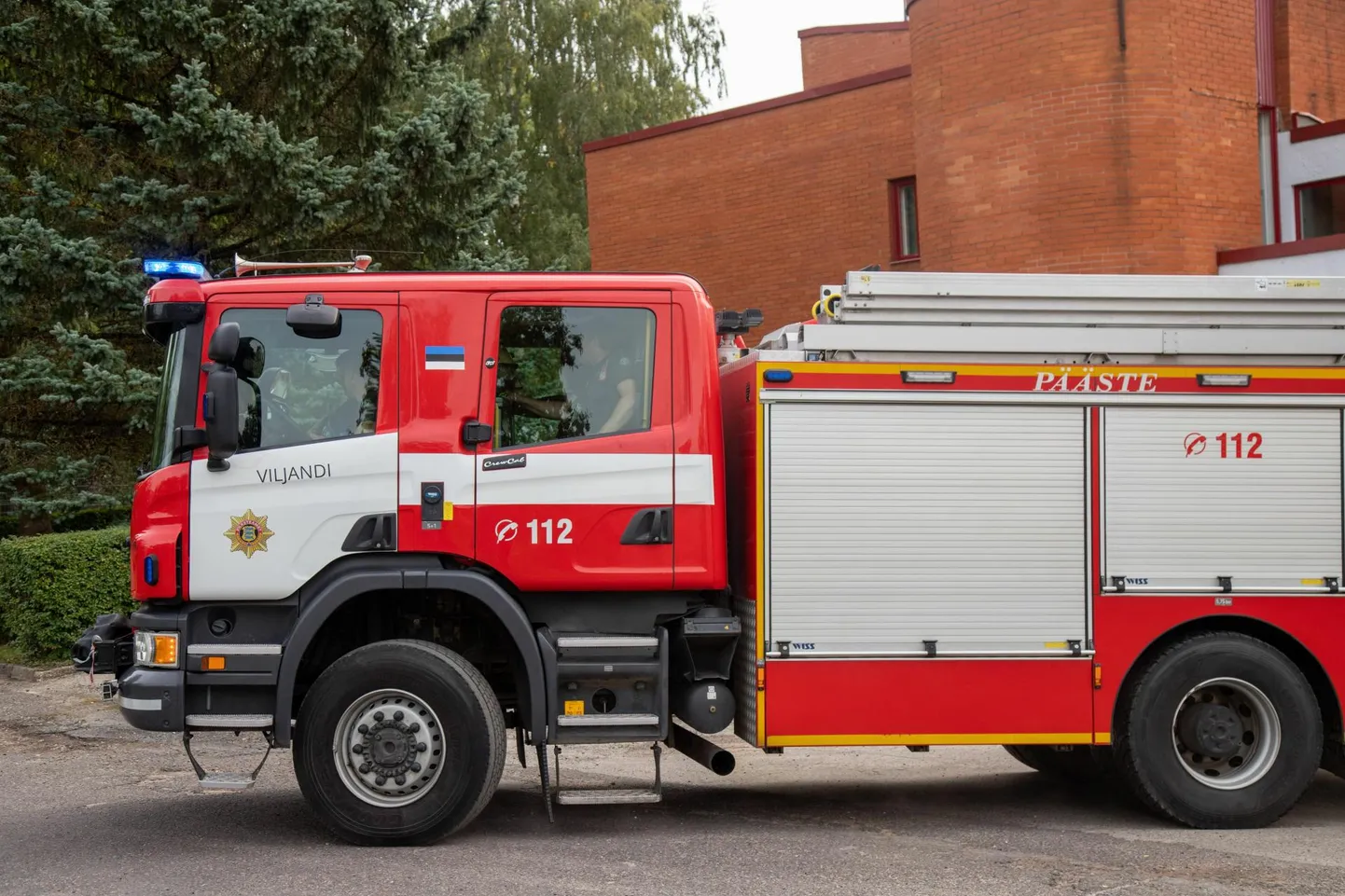 Päästjate saabudes ulatusid leegid sauna katuse vahelt välja.