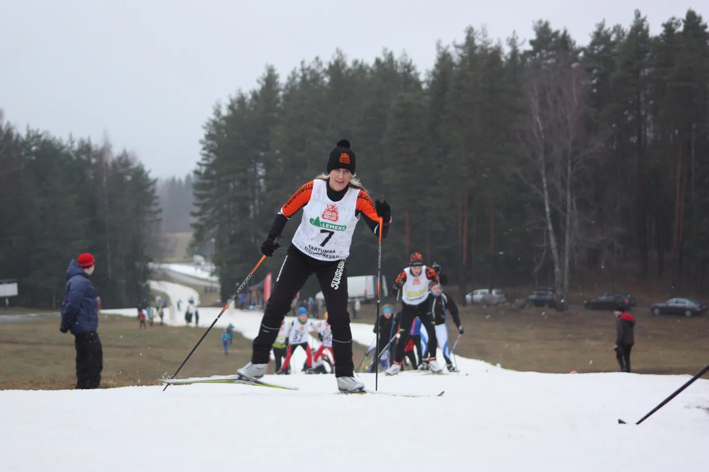 Tour de Suusahullud peeti hoolimata vähesest lumest ka möödunud aastal, esiplaanil trotsib tõusu Tuulika Mölder.