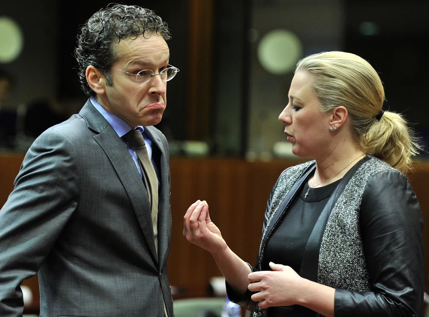 Soome senine rahandusminister ja SDP juht Jutta Urpilainen vestlemas Hollandi kolleegi Jeroen Dijsselbloemiga.