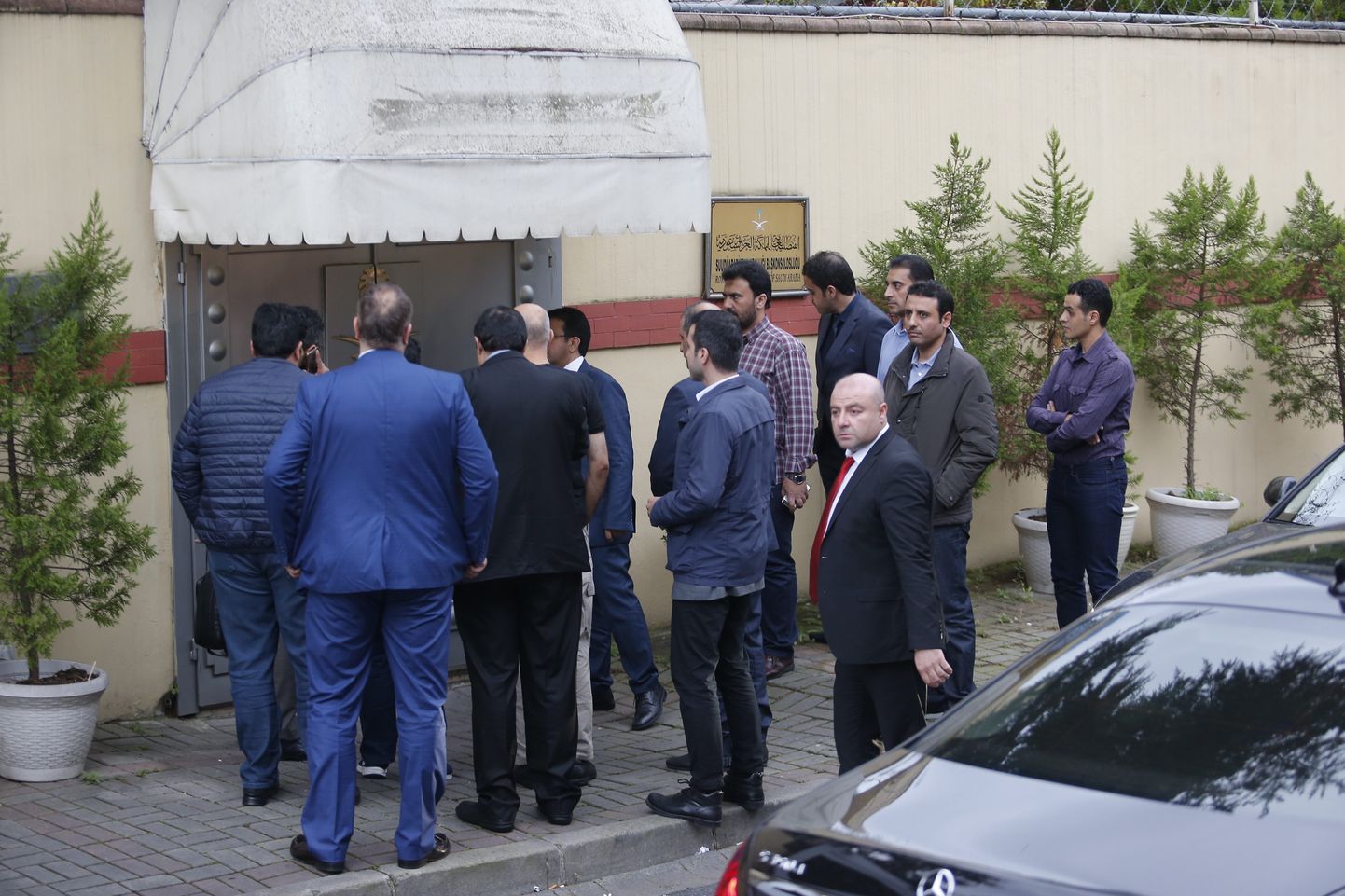 Türgi politseinikud sisenemas Saudi Araabia konsulaati Istanbulis.