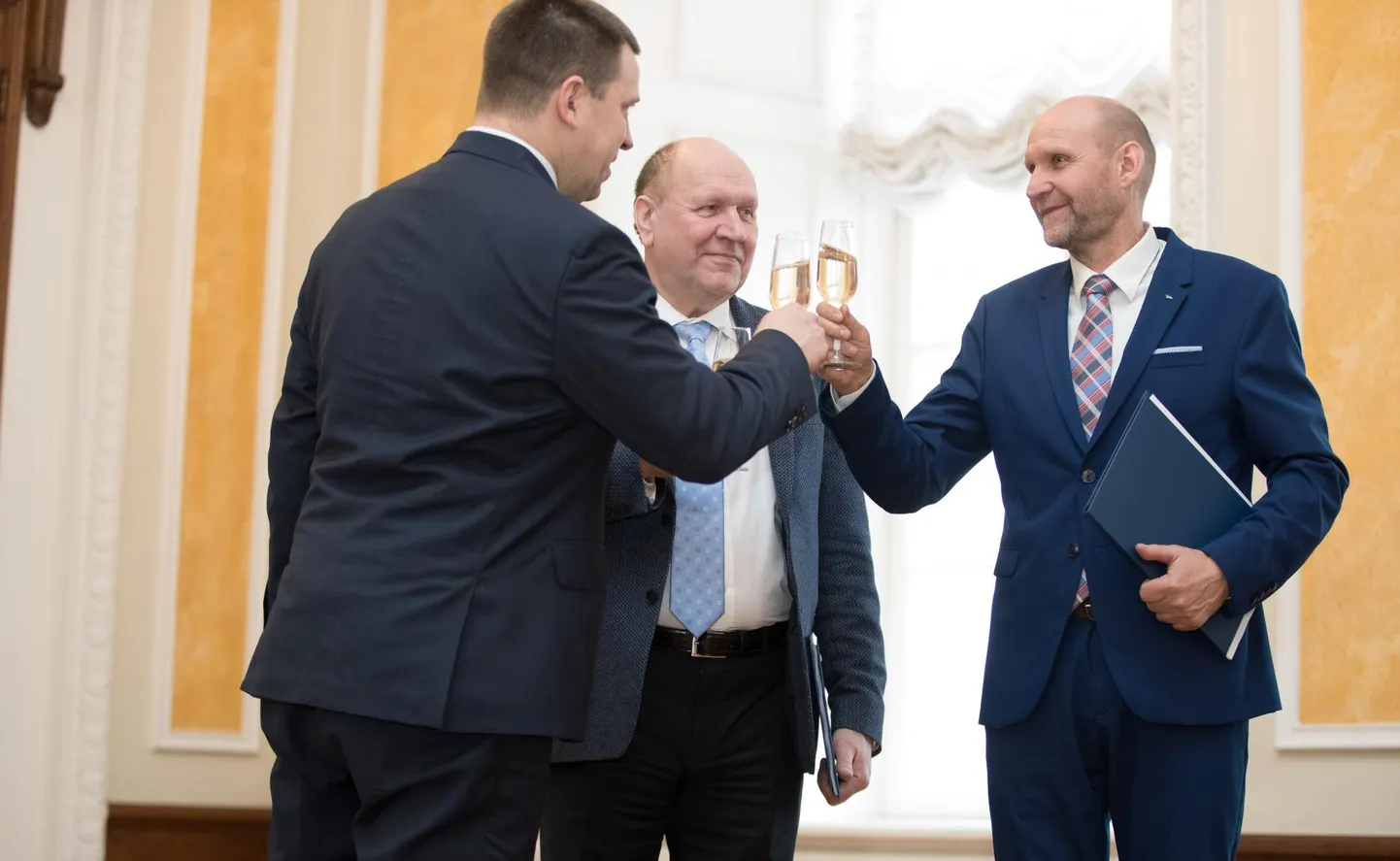 Isamaad ja selle juhti Helir-Valdor Seederit (paremal) võib peamise lubaduse täideminemises juba õnnitleda, Keskerakonnal ja Jüri Ratasel pole aga oma valijatele suurt midagi ette näidata.