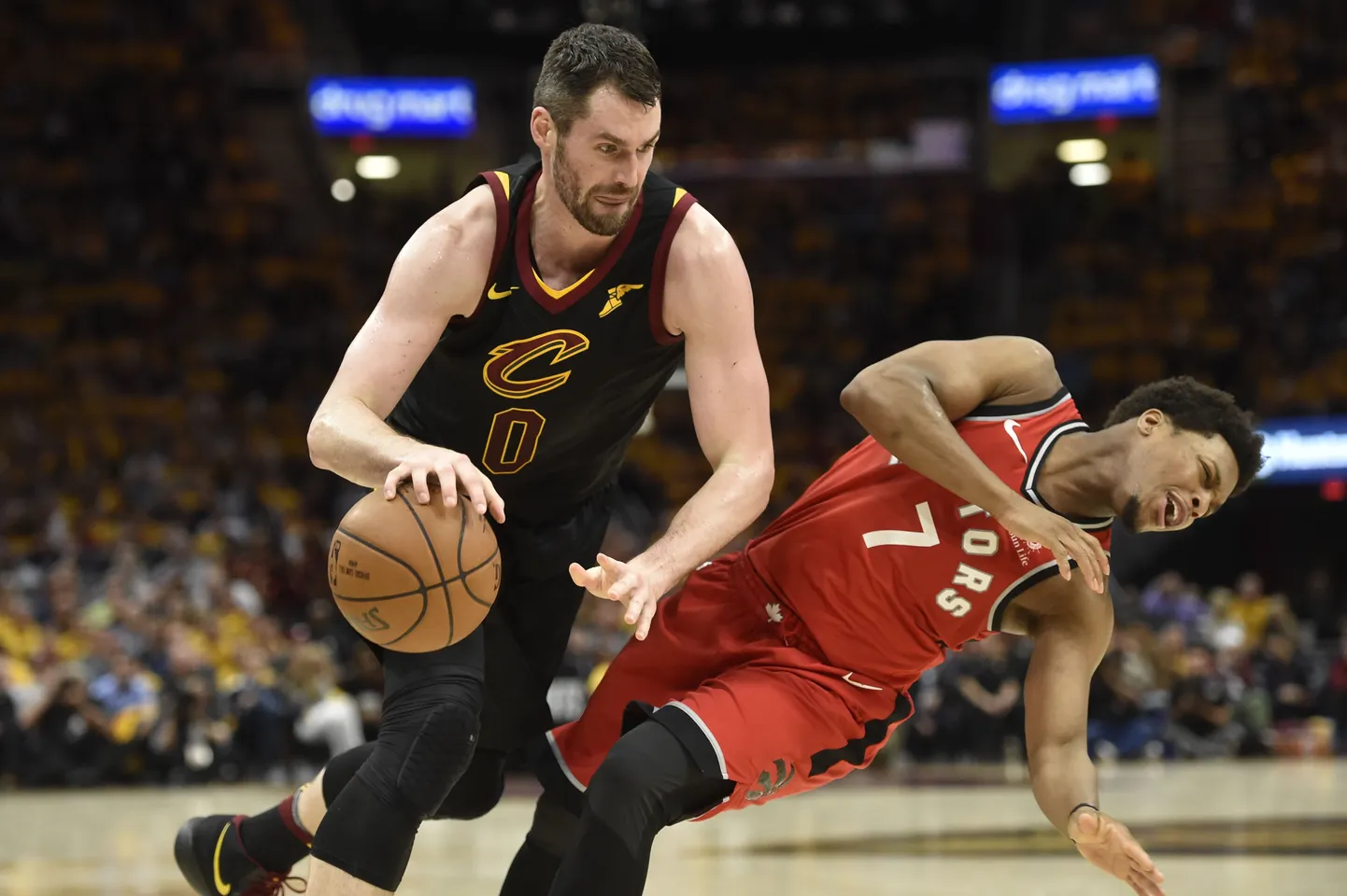 Täpselt nii, nagu Kevin Love (palliga ) on oma teelt pühkinud Kyle Lowry, käitus kogu Cleveland Cavaliersi meeskond Toronto Raptorsiga.