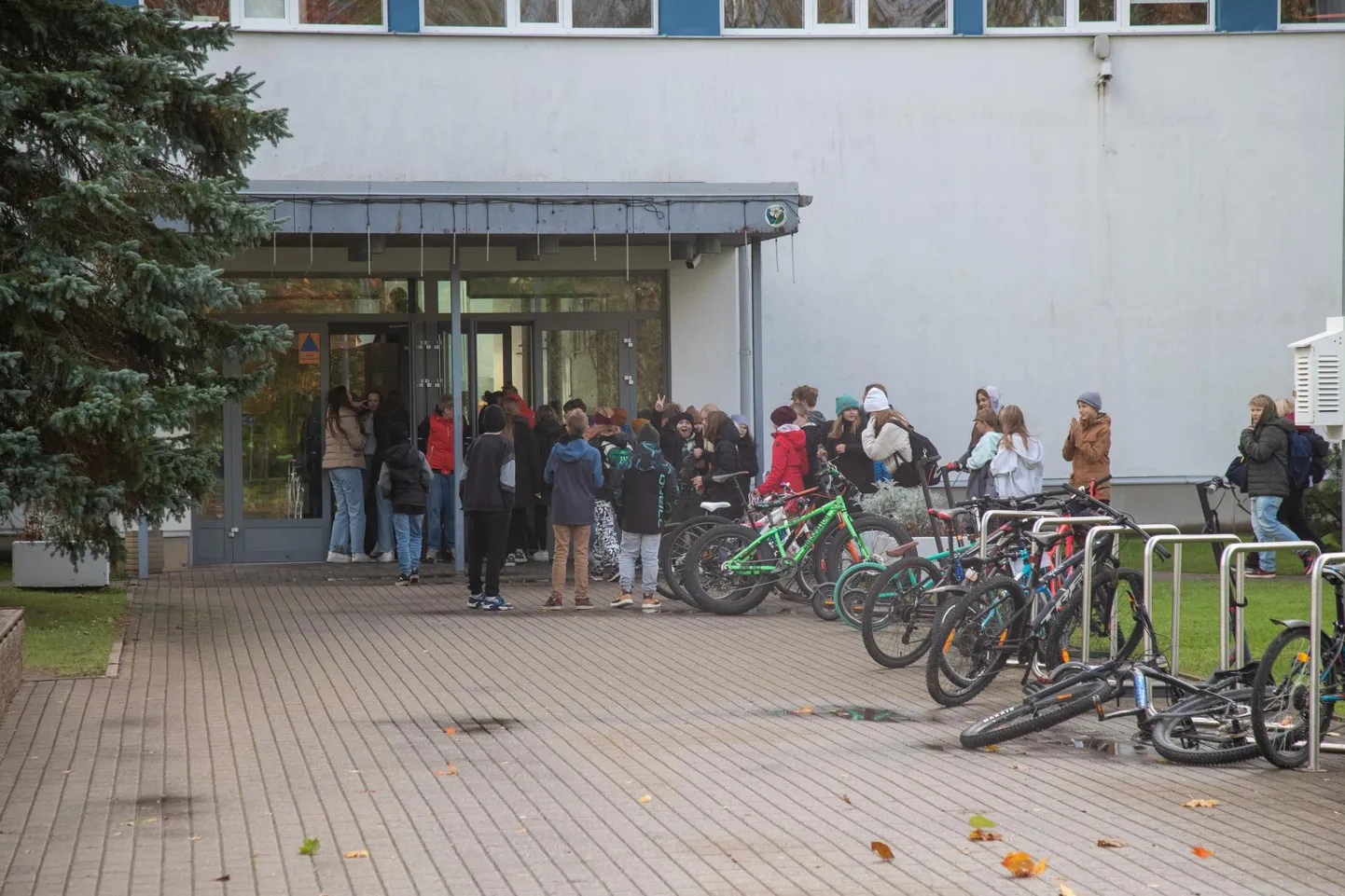 Jakobsoni koolis saadeti neljapäeval pommiähvarduses seisnud kellaajaks kõik lapsed territooriumilt ära. Reedel evakuatsiooni ei korraldatud.