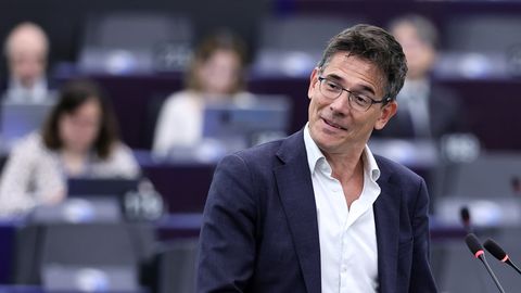 Europarlamendi roheliste juht loobus 24 aastat noorema kolleegi armuafääri tõttu saadikukohast