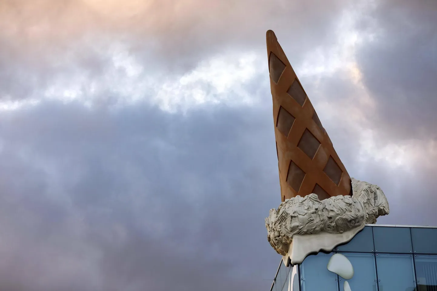 Claes Oldenburgi ja Coosje van Bruggeni «Dropped Cone»(2001) Kölnis.