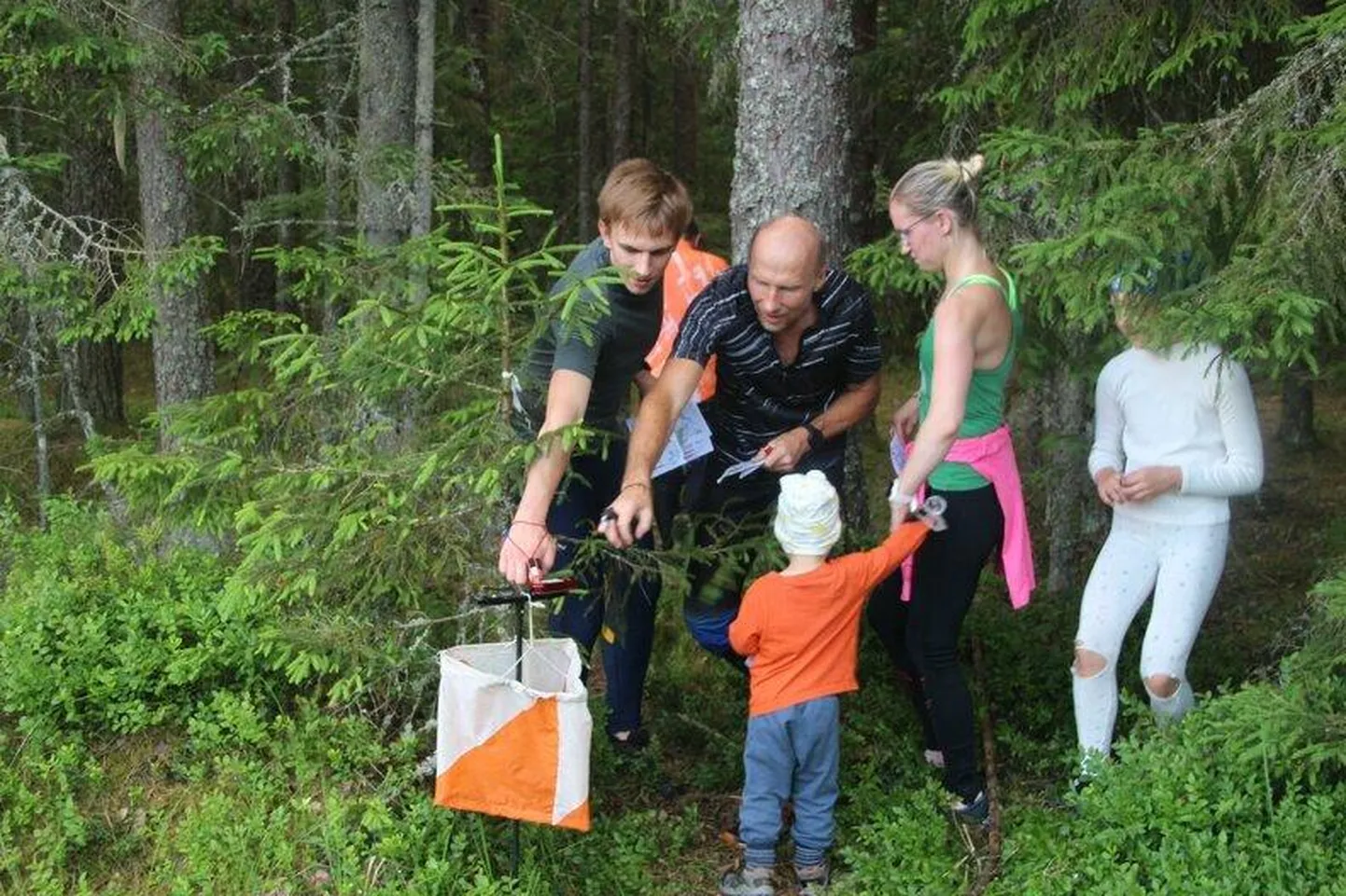 Orienteerumisega tegelejaid Põlvamaal jagub, neid on nii noori kui ka vanemaid.