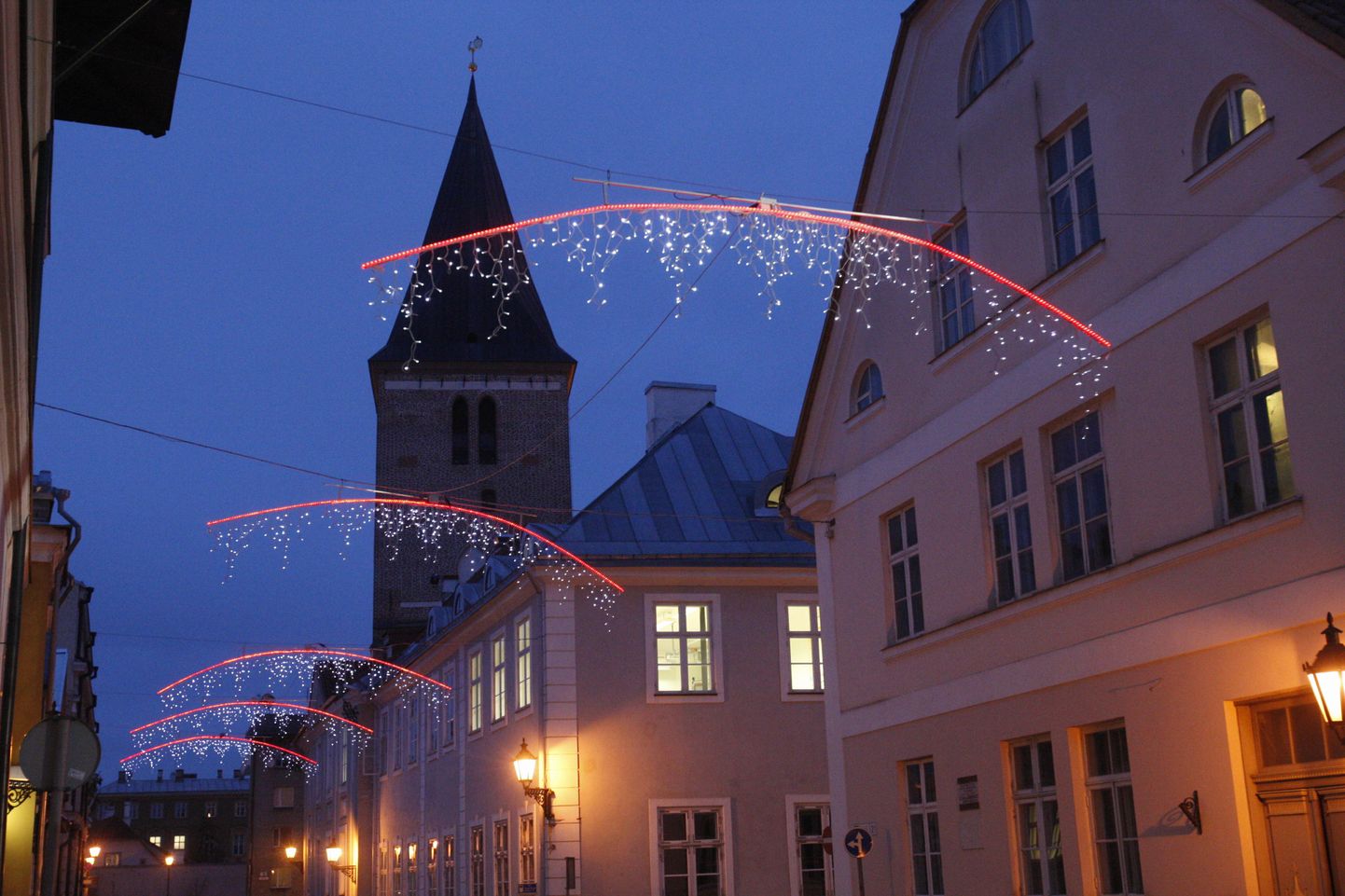 Jõuluvalgustus Tartu kesklinnas (pildil Jaani tänav).