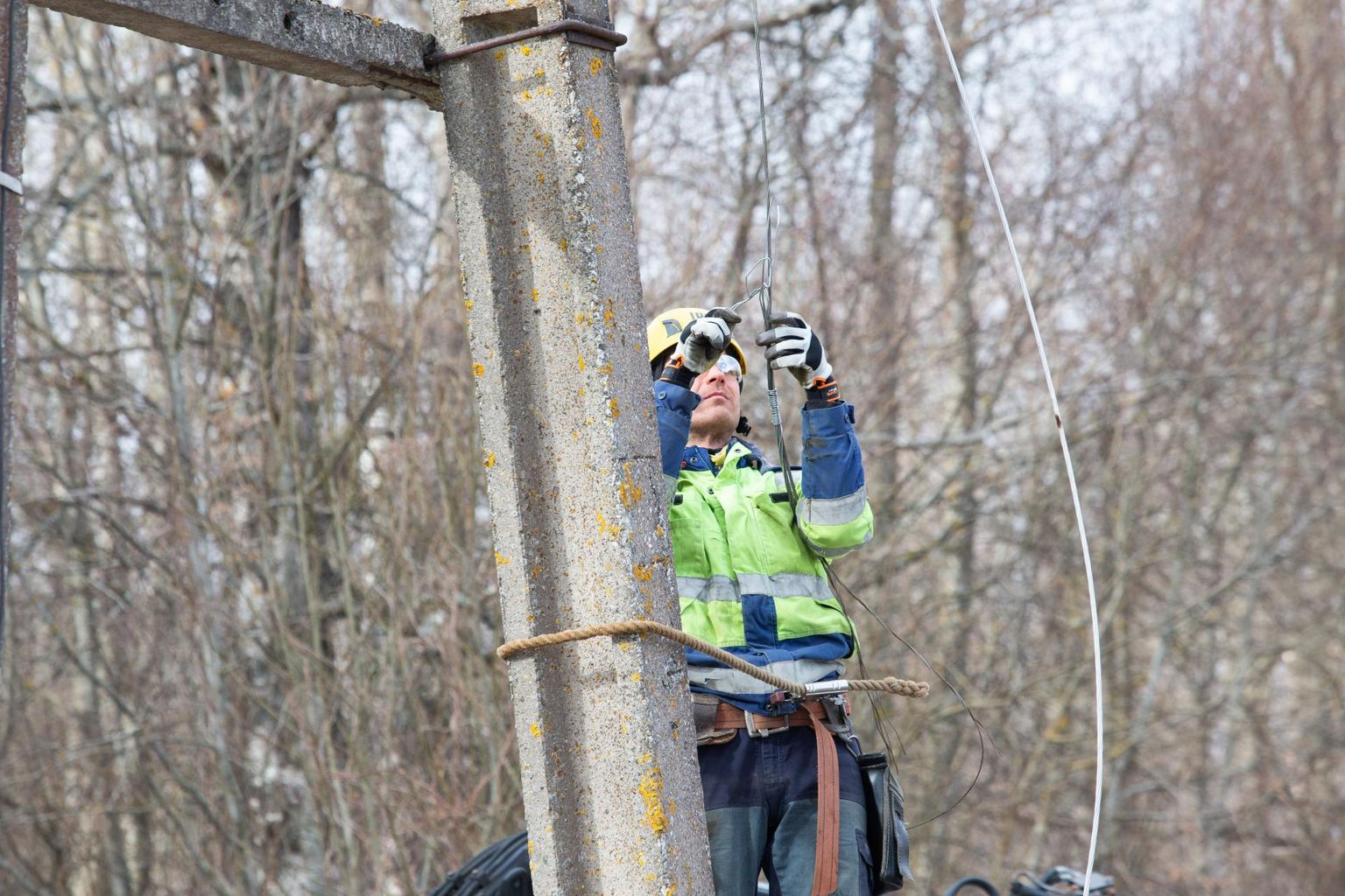 Аварийные бригады продолжают восстанавливать электроснабжение на крупных островах Эстонии. Фото иллюстративное.