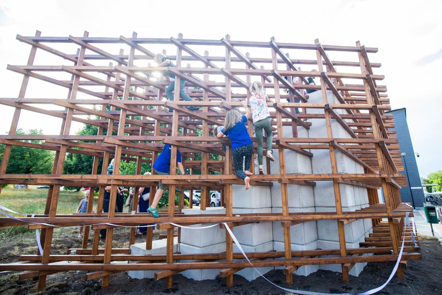Arhitektuuritudengite ehitatud pealt puust ja seest betoonist varjualune «Nurk» kaalub 50 tonni.  