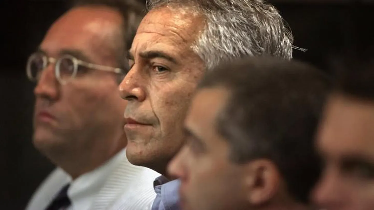 Epstein sai esimest korda alaealiste seksuaalse ärakasutamise eest vanglakaristuse juba 2008. aastal, kuid sellest hoolimata jätkas hiljem sama inim- ja lasteõigusi rikkuva tegevusega.
