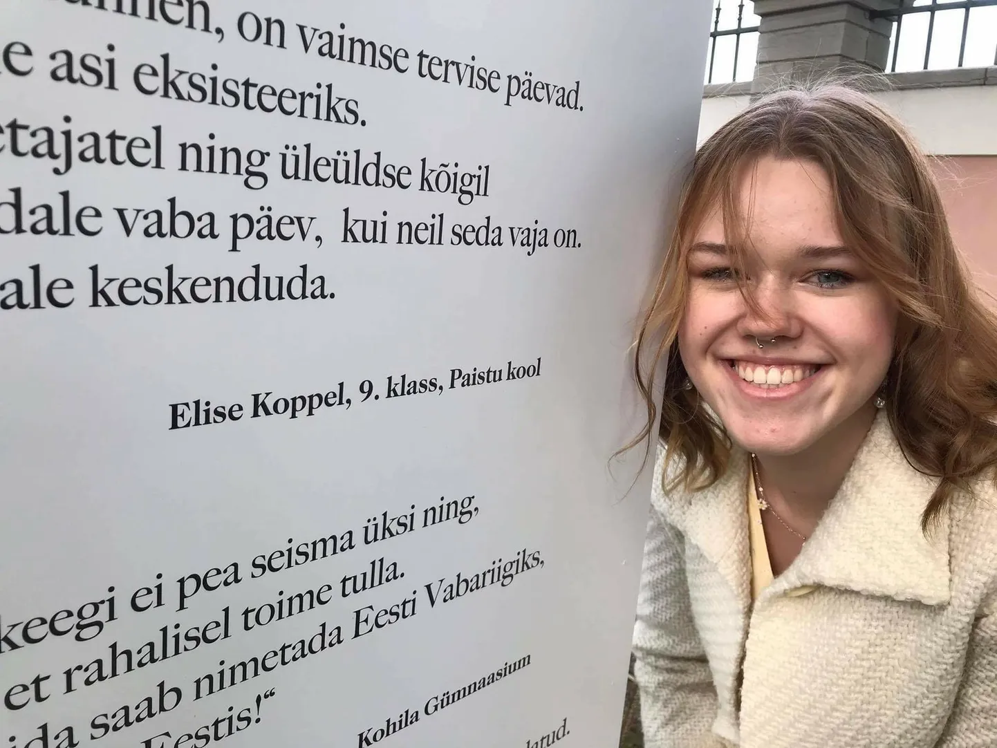 Välinäituse, kus seisavad ka Elise Koppeli (pildil) kirjutatud read, kunstnik on teatrikunstnik ja kunstiõpetaja Nele Sooväli ning tehniline teostaja Tanel Hõimra.