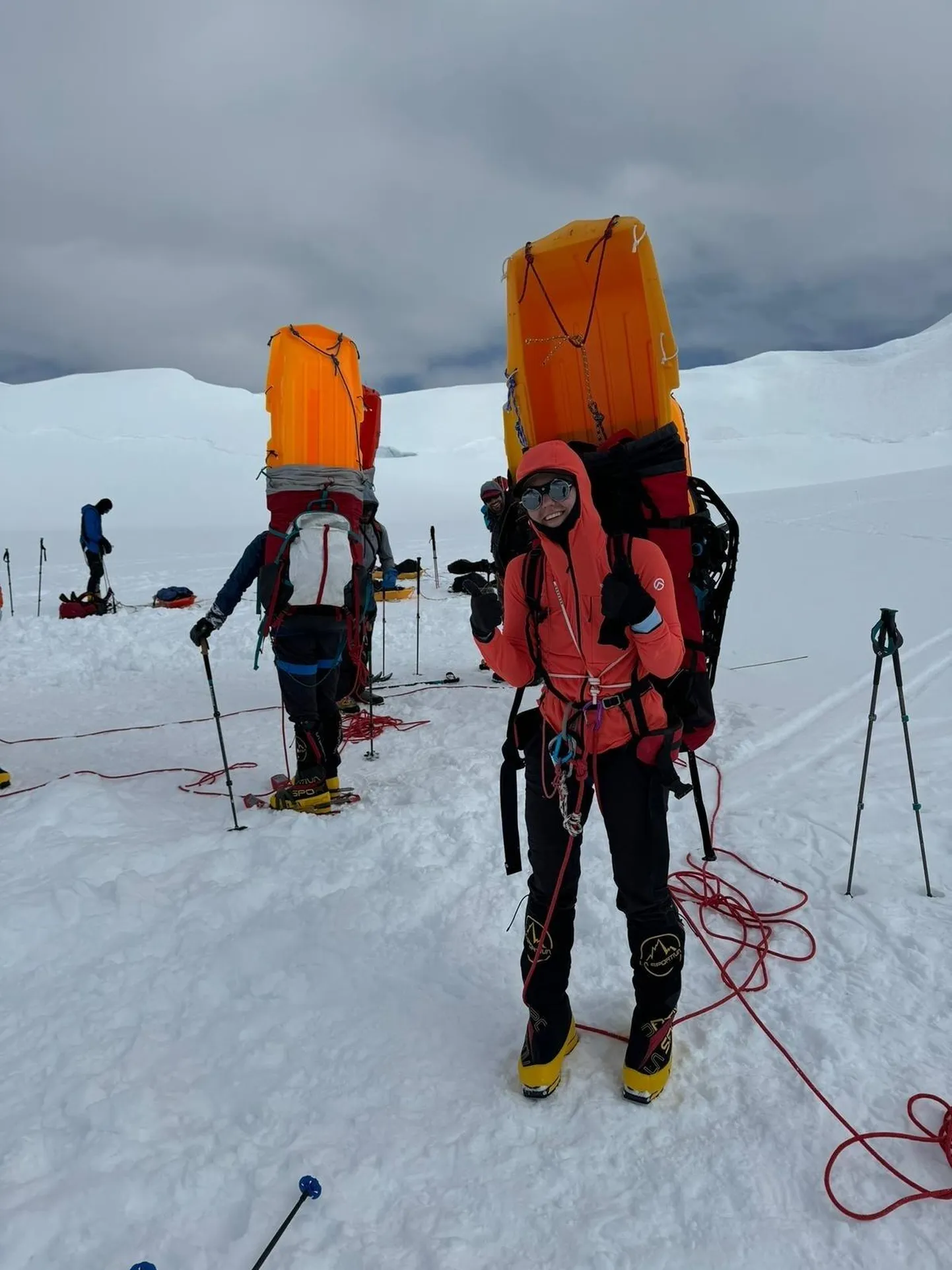 Triin Selile polnud Everest füüsiliselt kõige väljakutsuvam, selleks oli hoopis Põhja-Ameerikas Denali mägi. Sinna tippu tõustes pole šerpasid abis ning kogu varustust tuleb ise kanda. Siin pildil on Triin Selil seljas 25 lisakilo.