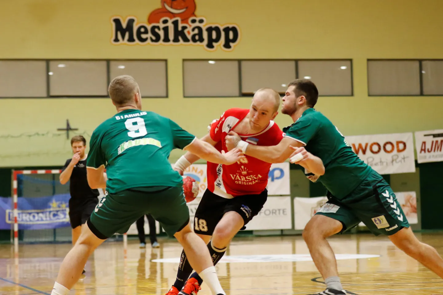 Anatolii Chezlov (punases) viskas mängus 6 väravat.