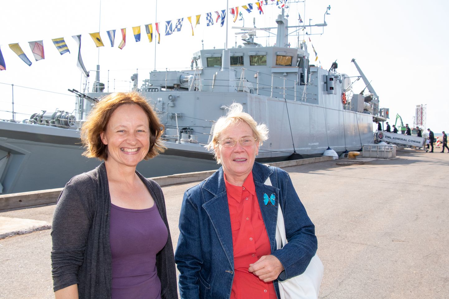 TERE TULEMAST: Edith Sepp (vasakul) ja Hele Tilts Roomassaares Admiral Cowanit tervitamas.
