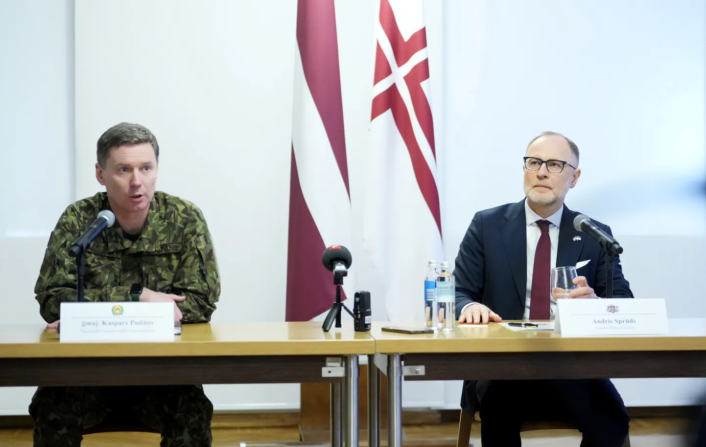 Nacionālo bruņoto spēku komandieris ģenerālmajors Kaspars Pudāns (no kreisās) un aizsardzības ministrs Andris Sprūds
