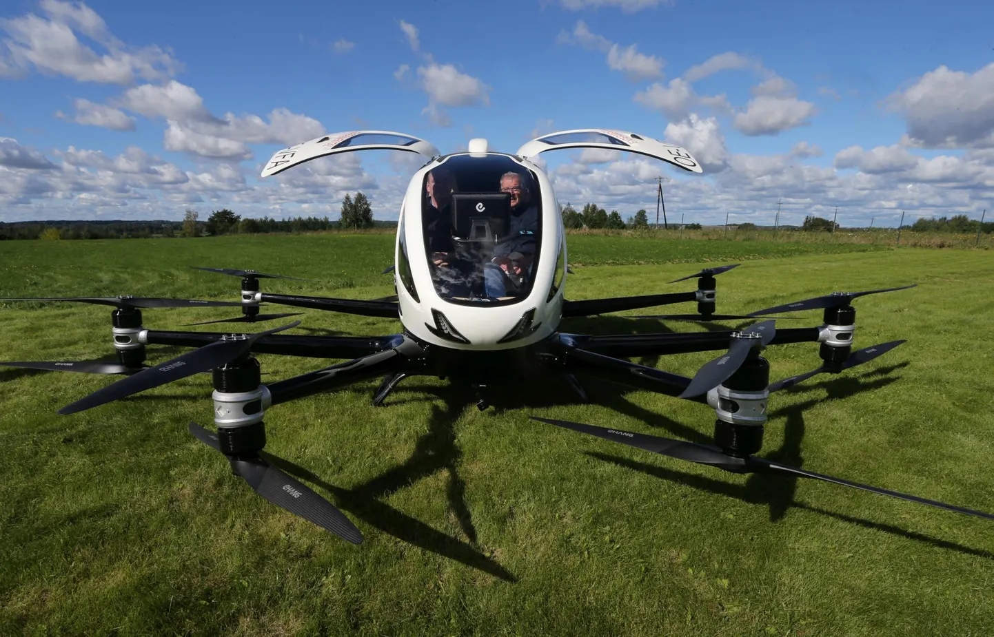Hiina ettevõtte EHangi 16 propelleriga õhutakso võib autonoomselt lennata ligi 30 minutit ja selle aja jooksul läbida 40 kilomeetrit enne, kui aku tühjaks saab. Eile lendas õhutakso Tartu lennujaamast Eesti lennundusmuuseumisse. Sääraseid sõidukeid kasutatakse aga näiteks Hiinas ja Singapuris juba turismi eesmärgil.
