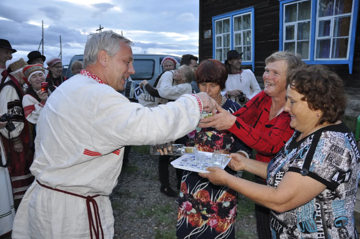 Nii tervitati Haitis ülemsootskat Leima Aarnet. Vastu võtavad teda seto kohaliku kombe kohaselt Ponomartšuki Lida, Ivanova Olga ja Medetski Tatjana.