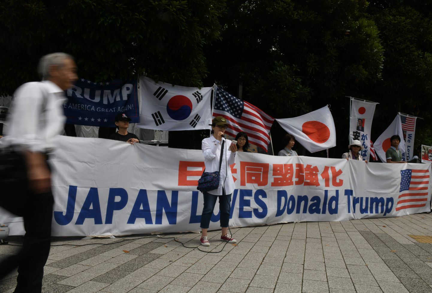 Donald Trumpi toetajad Jaapani peaministri Shinzo Abe esindusresidentsi ees.