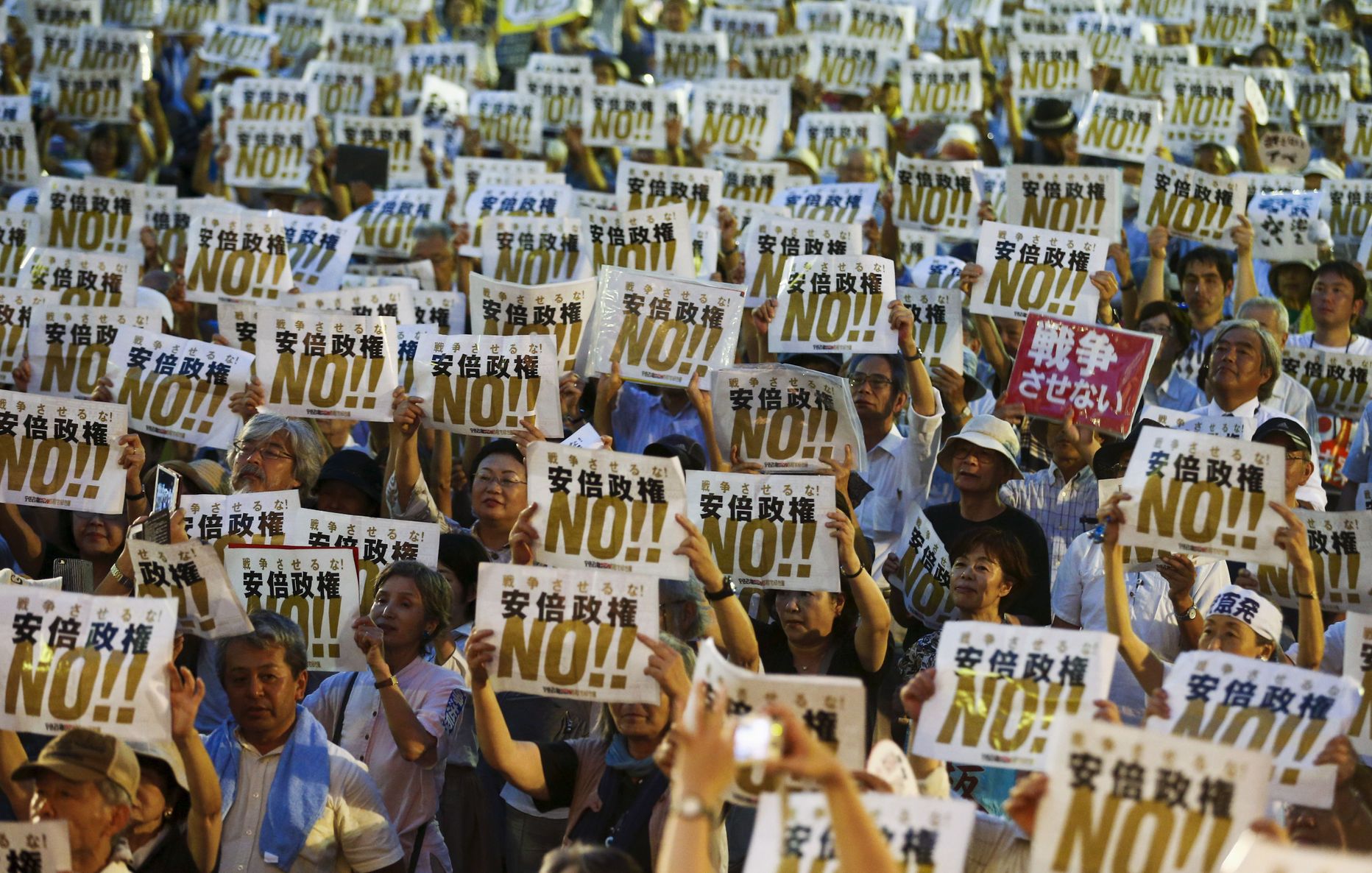 Jaapani parlamendi ees toimunud meeleavaldus põhiseadusmuutatuste vastu.