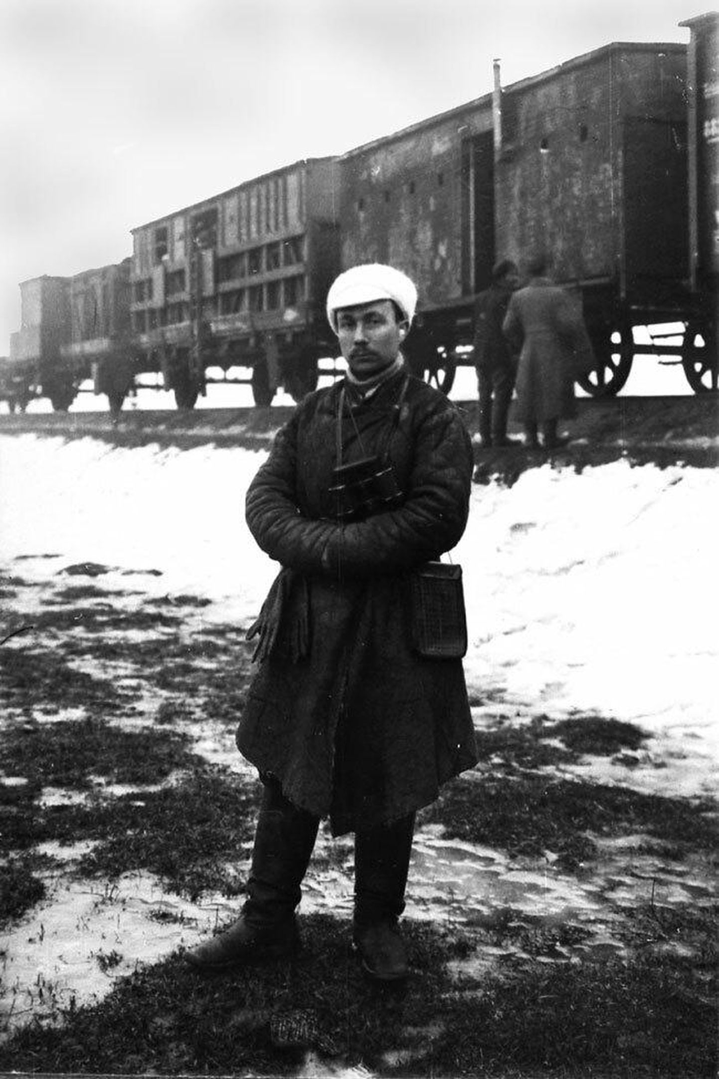 Soomusrongi nr 1 ülem kapten Anton Irv Aegviidu jaamas oma soomusrongi ees 5. jaanuaril 1919.