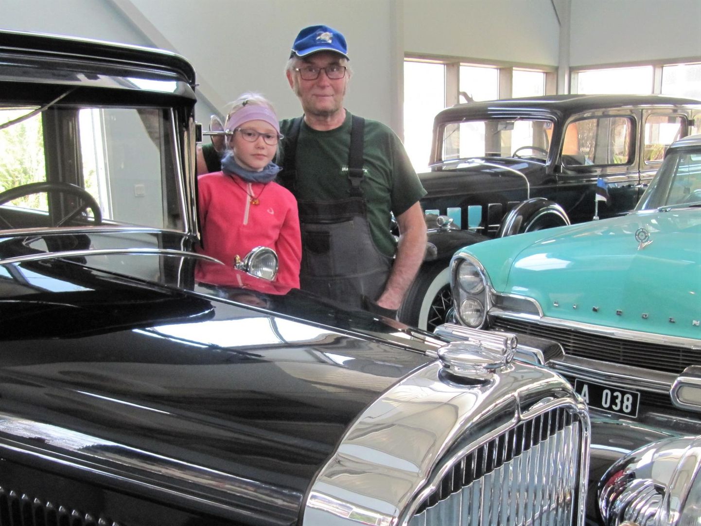 Ülo Kirst ja lapselaps Marii-Heleen Buickide, Cadillacide ja Lincolnide keskel.