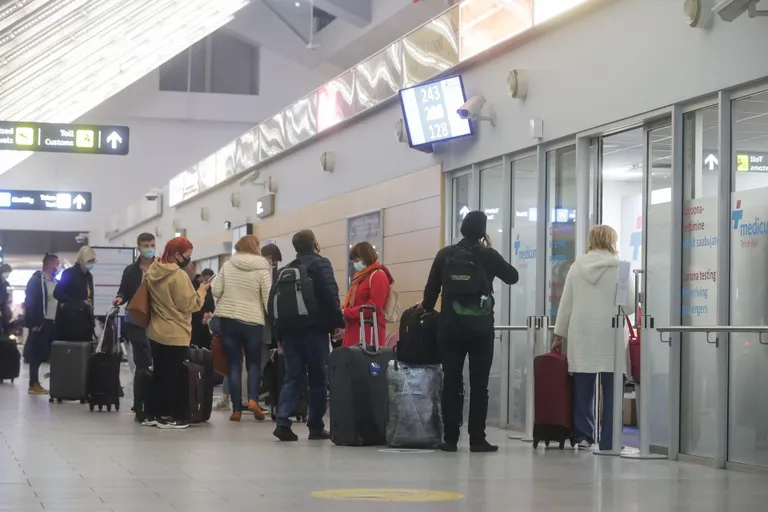 В Таллиннском аэропорту путешественники из Африки выстроились в очередь на тестирование. 