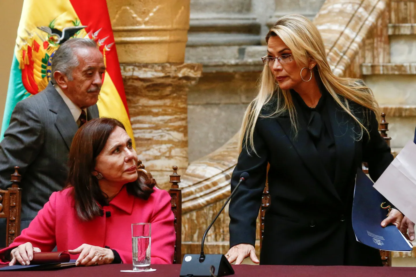 Boliivia ajutine riigipea Jeanine Áñez (paremal) ja välisminister Karen Longaric (vasakul istumas) esmaspäeval La Pazis presidendipalees pressikonverentsi andmas.