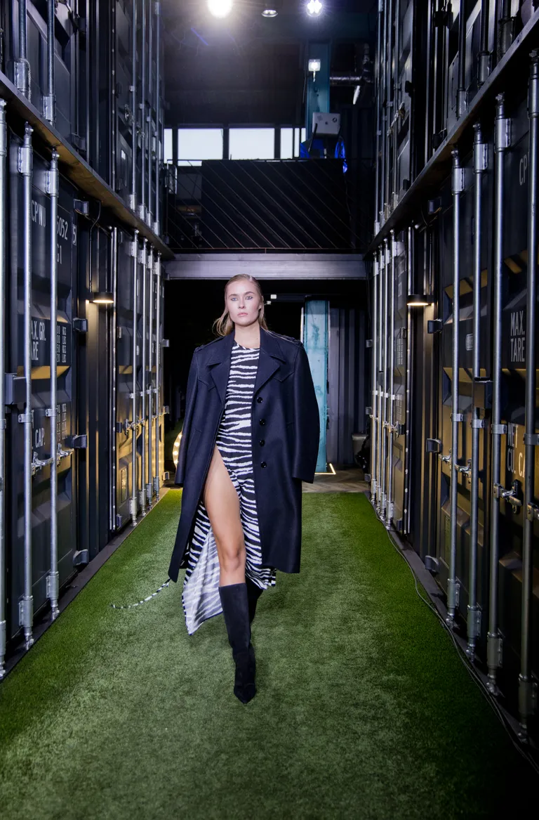 Kaubamaja sügismood, etendus Hektori konteinerhotellis.