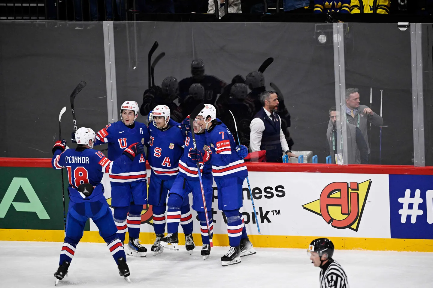 USA hokimehed rõõmustavad järjekordse värava üle.
