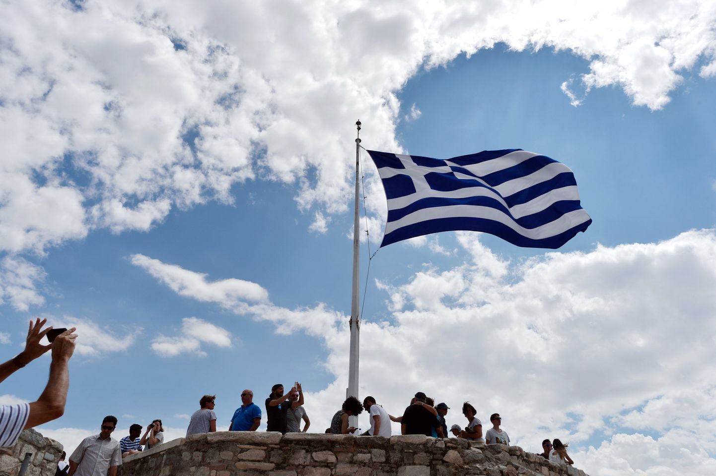 Kreeka lipp Akropolise kohal.