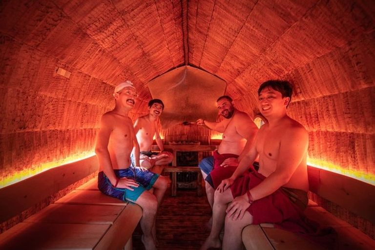 Jaapani külalised koos Barutoga saunas.