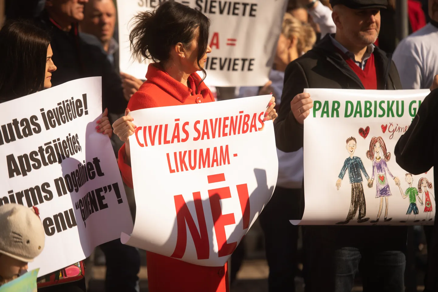 Saujiņa Šlesera atbalstītāju pie Saeimas piketē par "pareizu ģimeni"