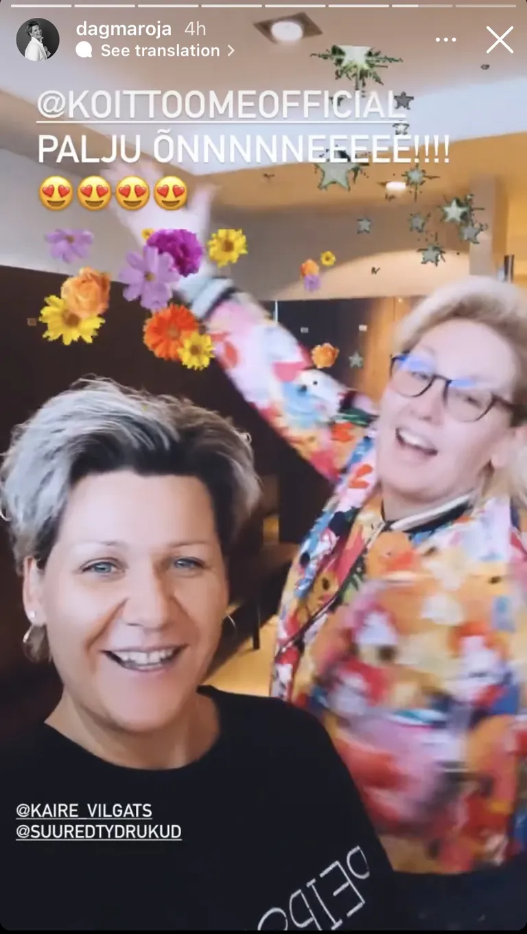 Kaire ja Dagmar sünnipäevalaulu laulmas.