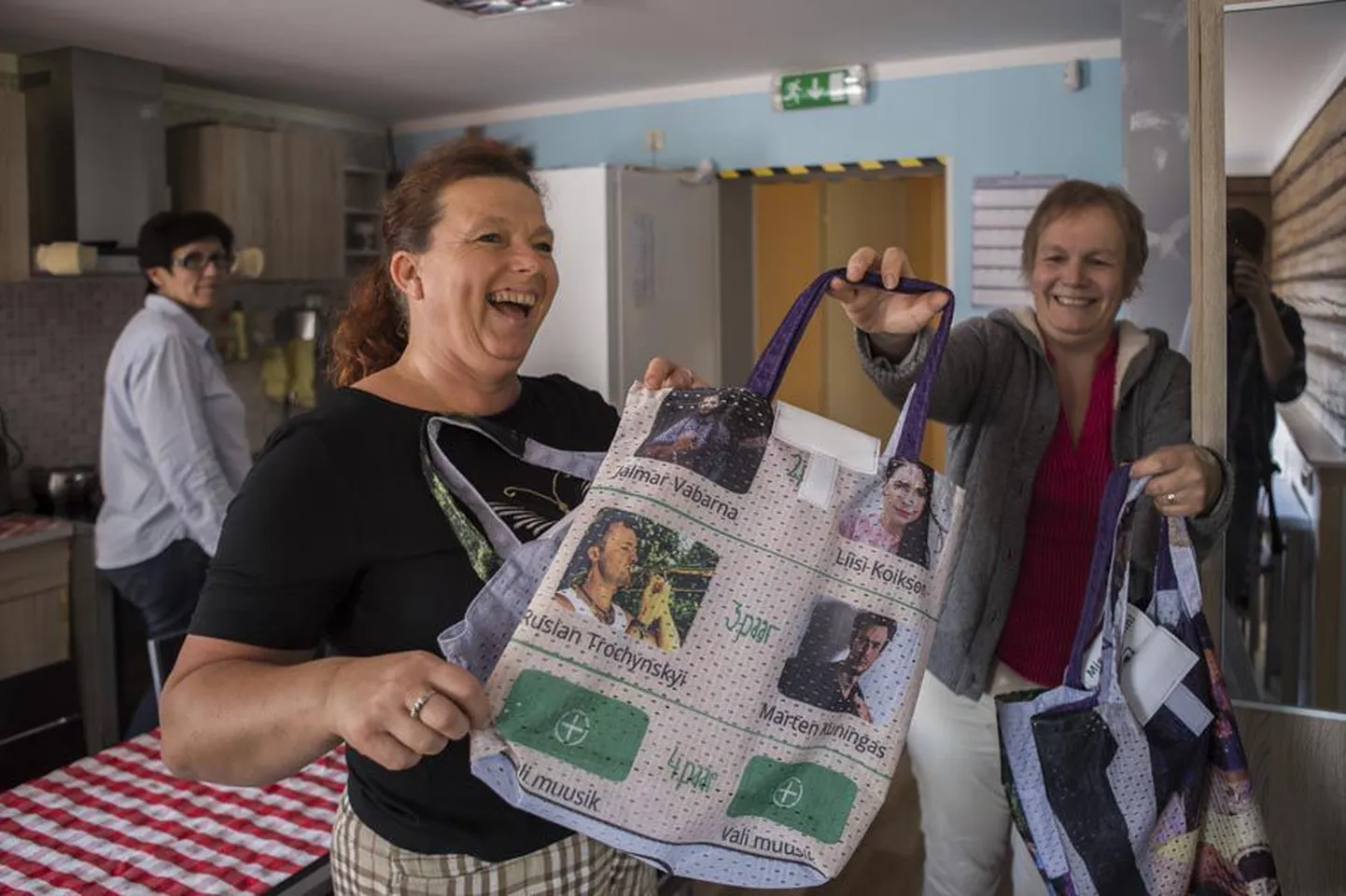 Juhendaja Inara Barkane ja firma asutaja Viorica Kuusik demonstreerivad tekstiilijäätmetest valminud kotte. Tegemiseks saadi inspiratsiooni Viljandi folgil asetleidnud «Pimekohtingust».