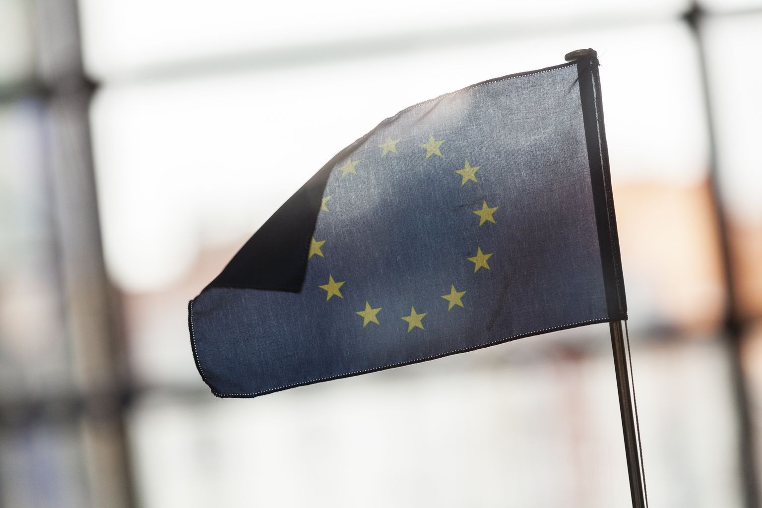 Väike Euroopa Liidu lipp Brüsselis 30. mai 2022.