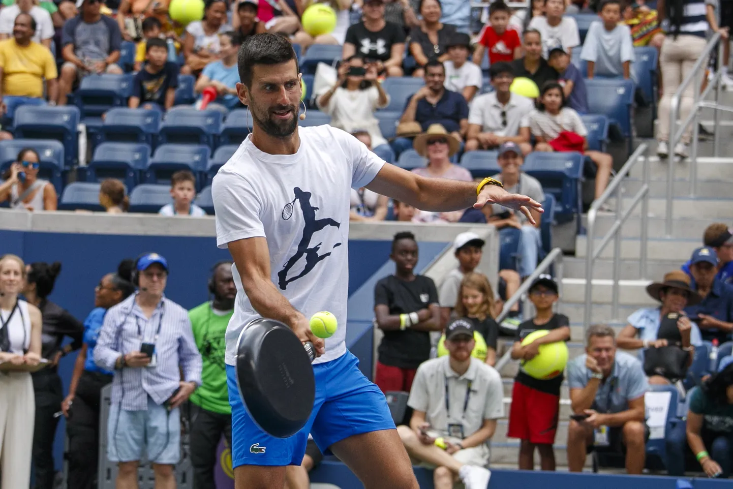 Seekord reketi asemel praepann. Novak Djokovic mängis eile New Yorgi Arthur Ashe staadioni lastepäeval, kus kasutas reketi asemel panni.