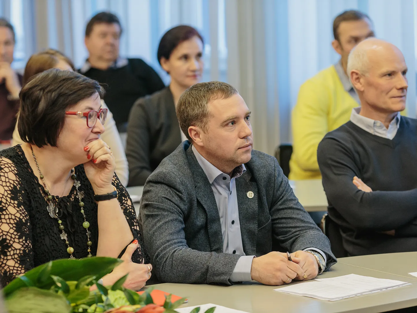 Катри Райк и Антс Кутти в их бытность соратниками в зале заседаний Нарвского горсобрания.