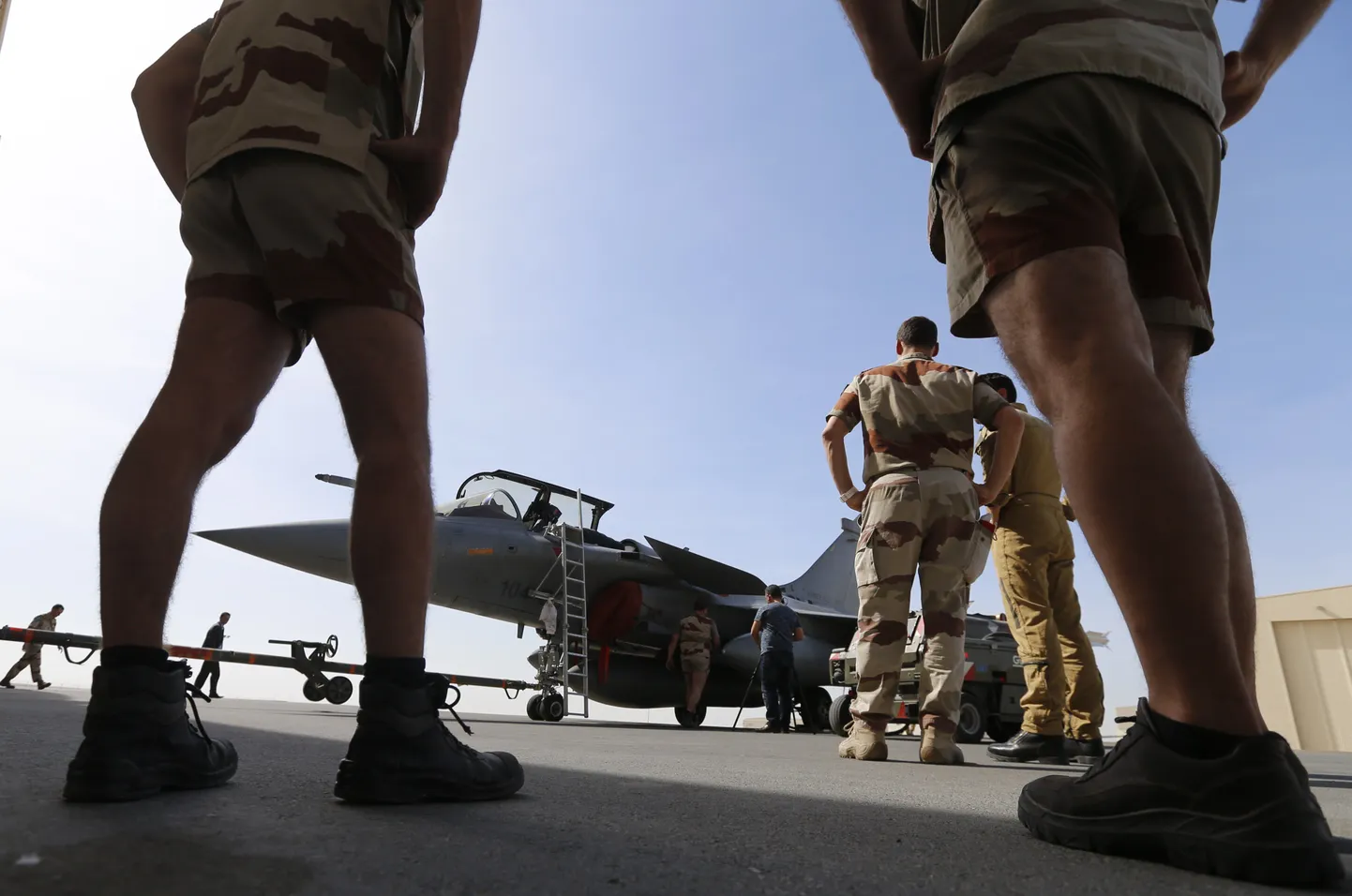 Prantsuse Rafale-tüüpi sõjalennukid ja sõdurid Pärsia lahe piirkonnas.