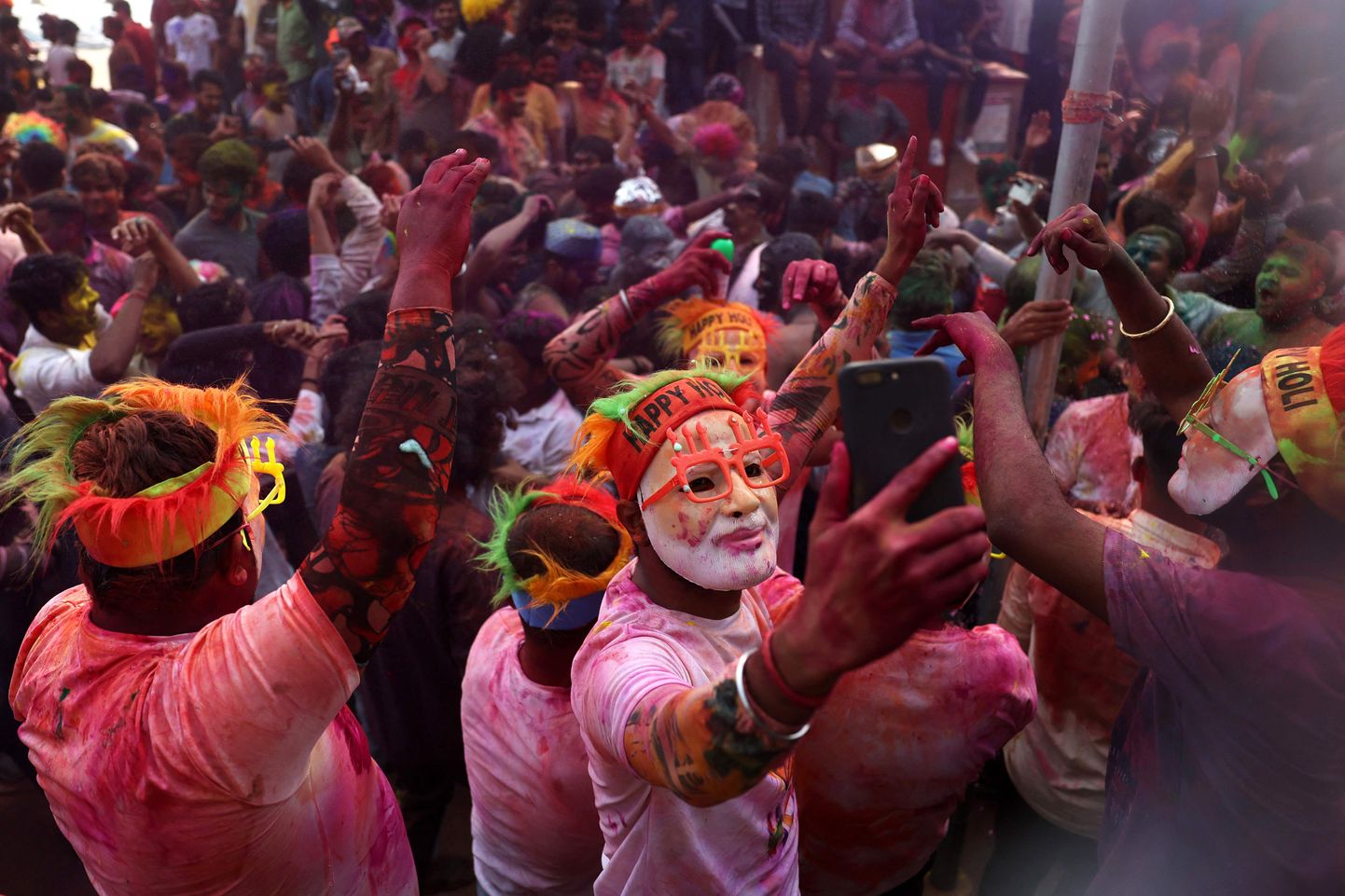 India peaministri Narendra Modi maski kandev mees Holi pidustustel Varanasis.